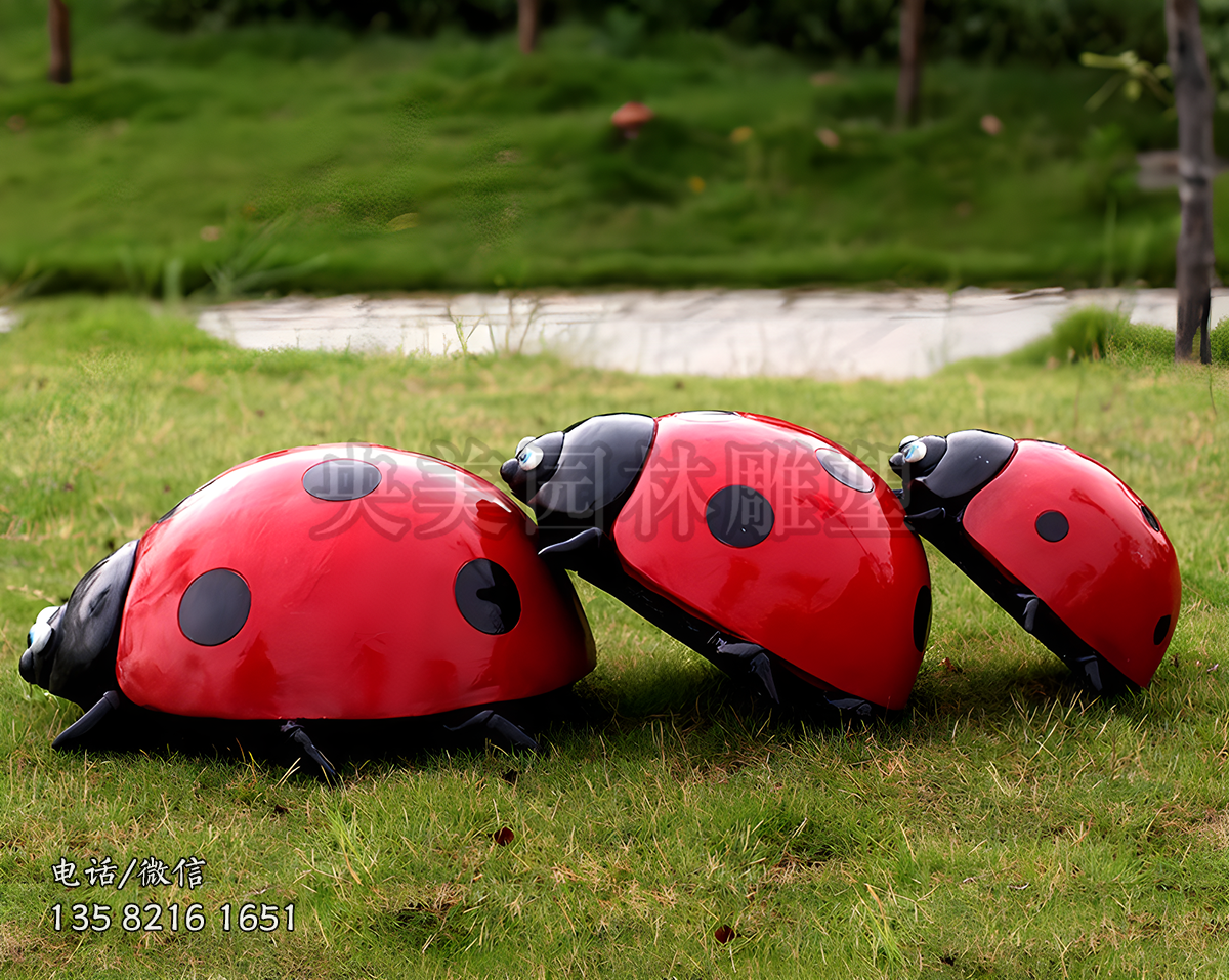 排隊(duì)的玻璃鋼彩繪瓢蟲(chóng)雕塑