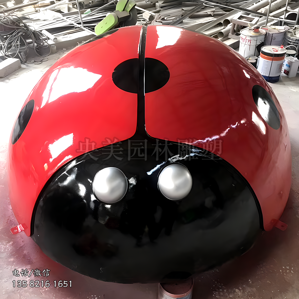 紅色的不銹鋼瓢蟲雕塑