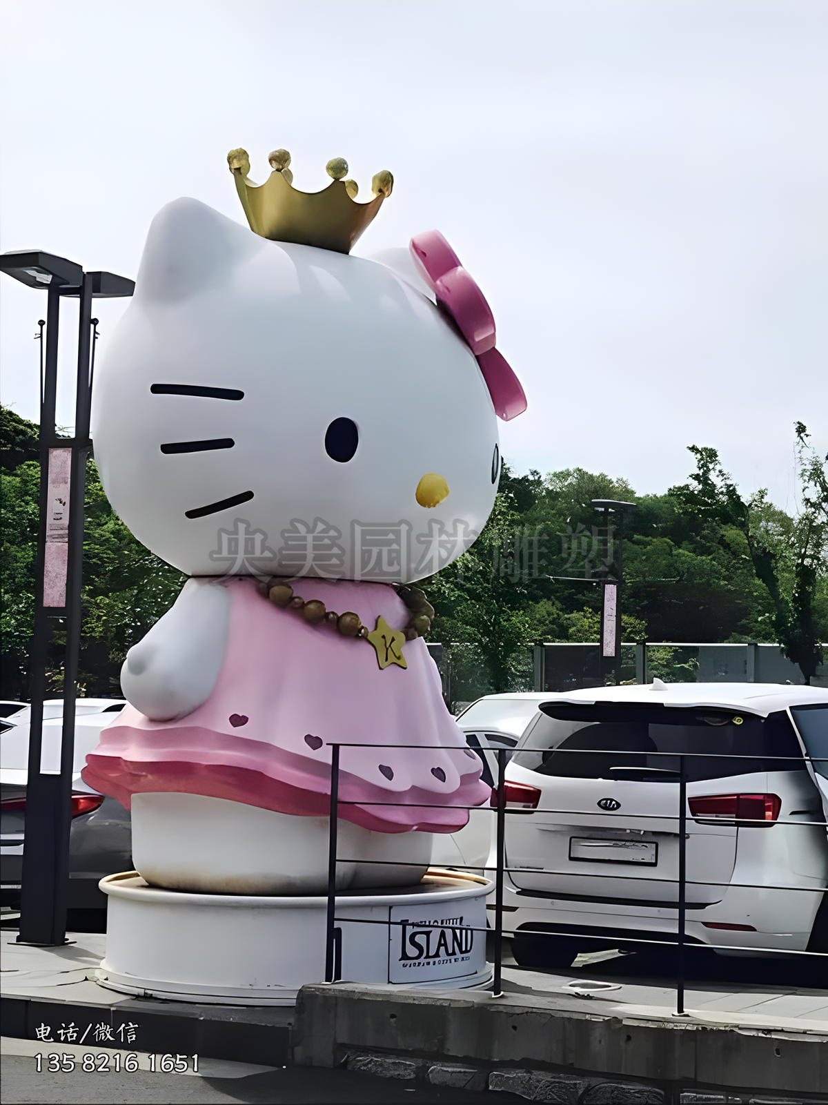 頭戴皇冠身著粉紅裙子的kitty貓雕塑