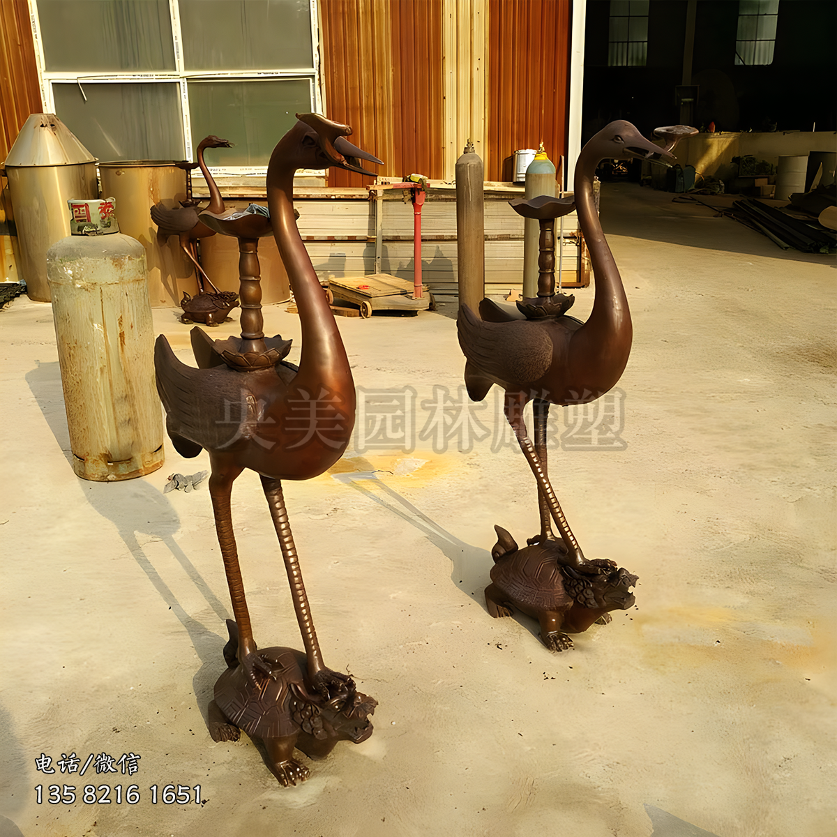 背馱油燈腳踩烏龜?shù)南生Q銅雕擺件