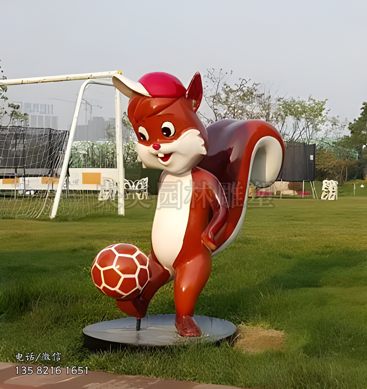 踢足球的卡通松鼠雕塑