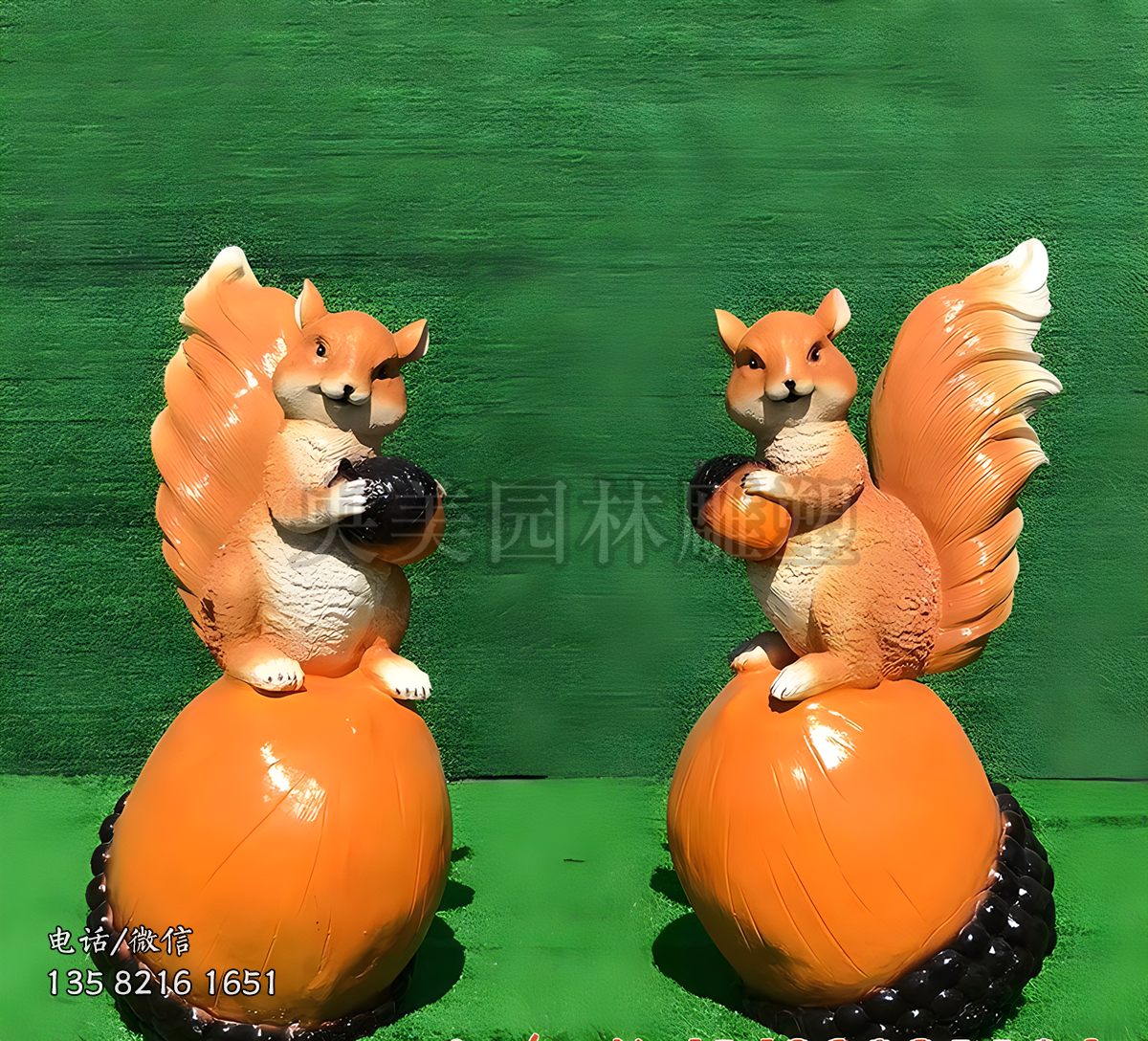 站立在松果上的玻璃鋼仿真松鼠雕塑