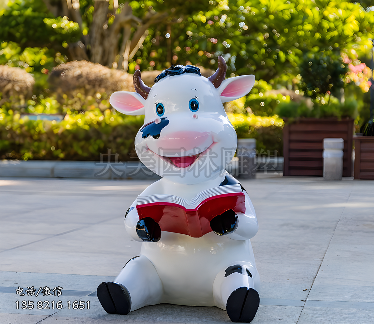 坐地上看書(shū)的卡通小奶牛雕塑