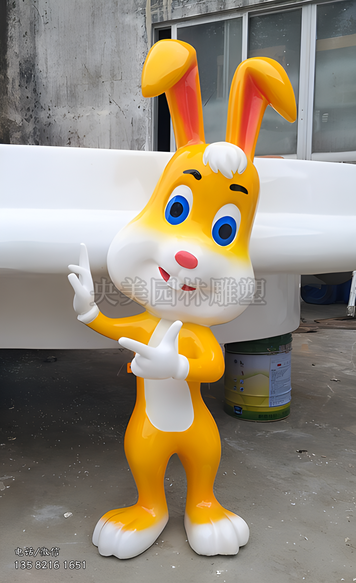 指手畫腳的卡通兔子雕塑