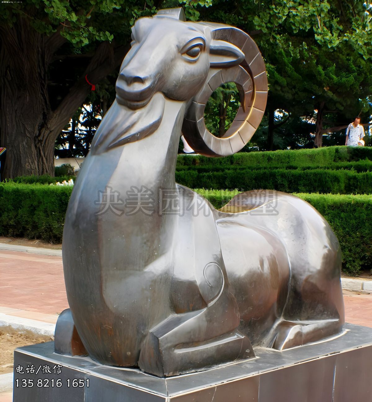 跪在地上的鍛銅山羊銅雕