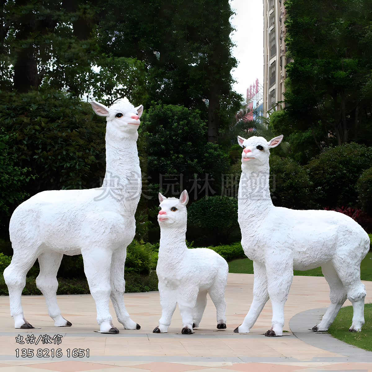 白色仿真羊駝雕塑