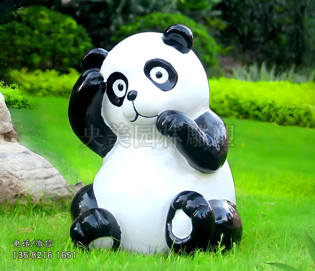 呆萌的亮面玻璃鋼熊貓雕塑