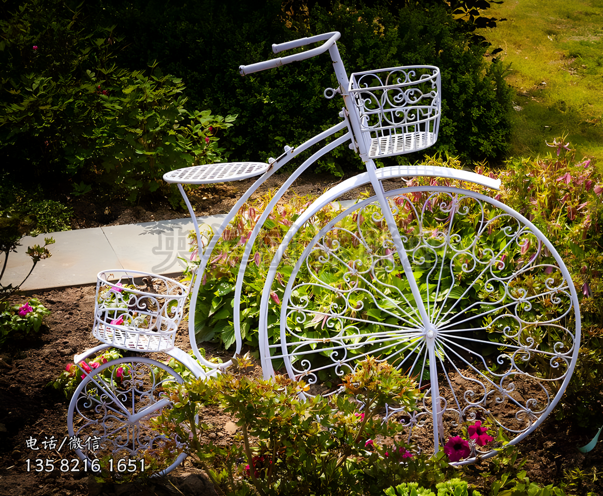 鐵藝創(chuàng)意花邊自行車雕塑