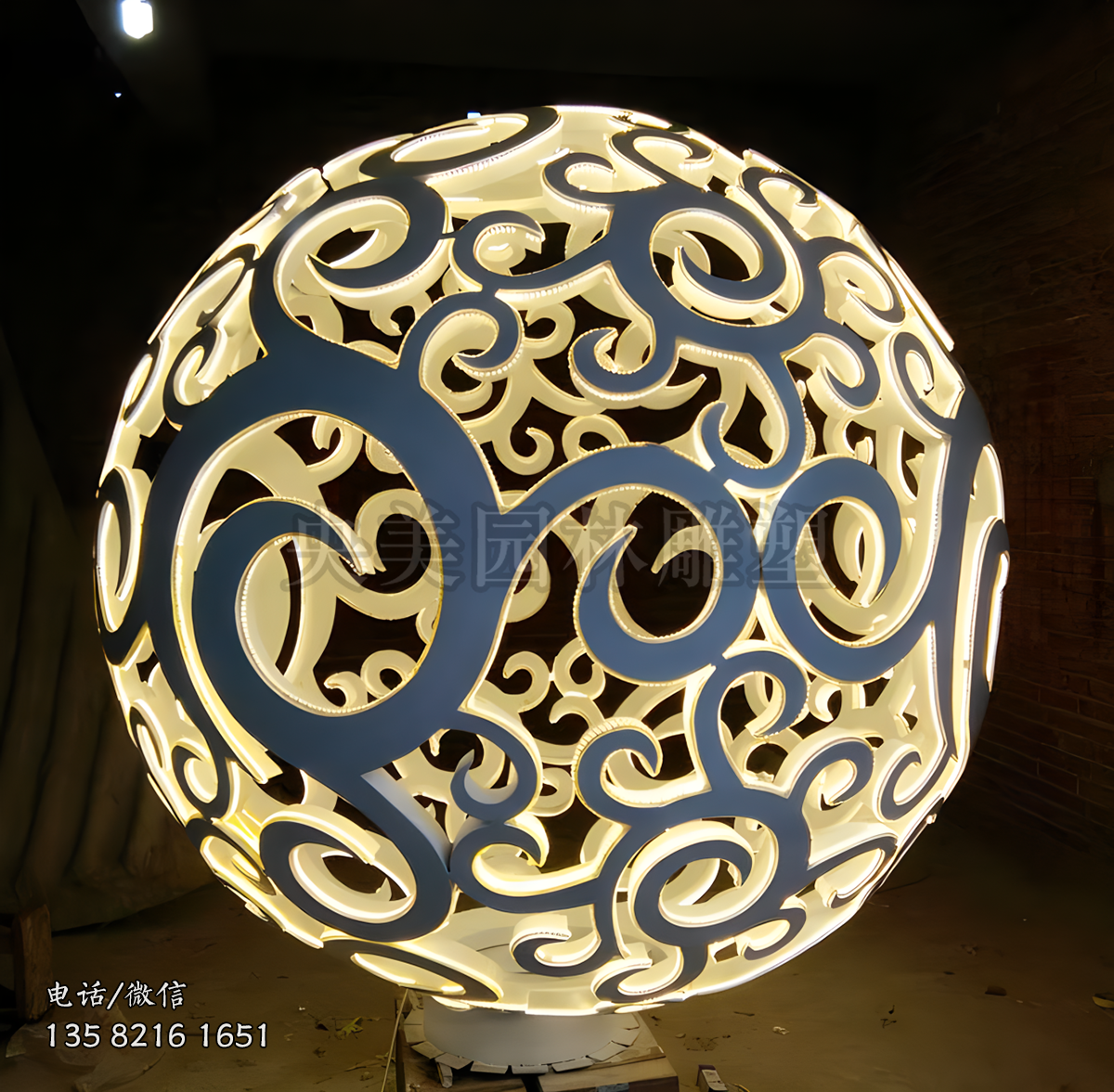 內置燈帶的不銹鋼鏤空球雕塑